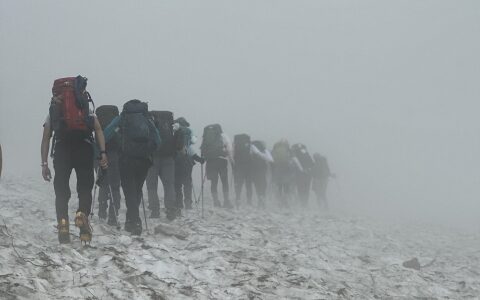 霧の中のグループ登山