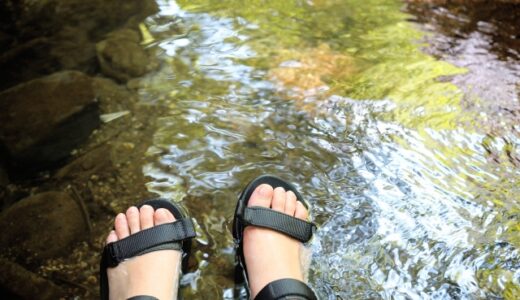 水に浸かる山登りサンダル