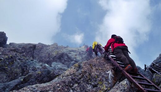 梯子を使用する危険な登山