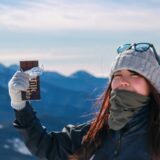 携行食を食べる女性