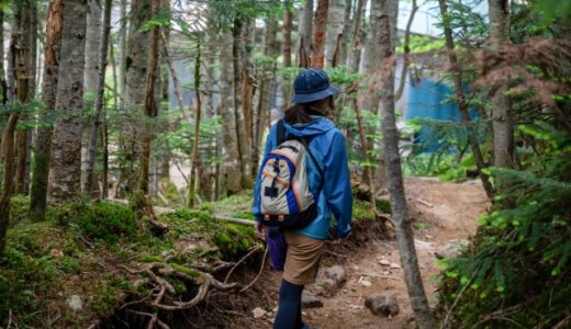 山登りをする女性