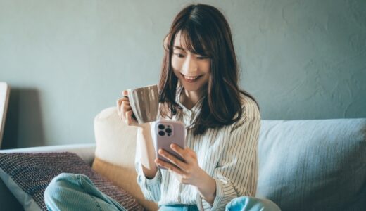 スマホを操作する女性