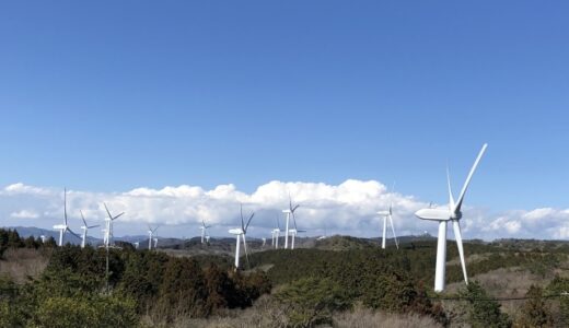 山の上に乱立した風力タービン