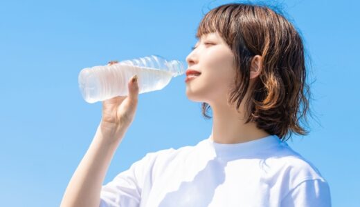 水分補給をする女性