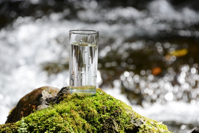 山の湧き水