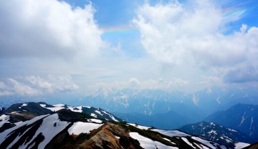 山の上の雲と虹