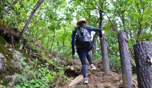 荷物を持って悪路の登山