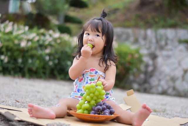 ぶどうを食べる赤ちゃん