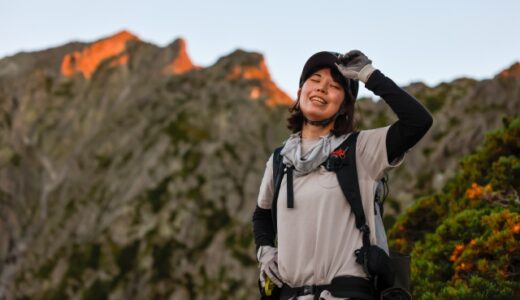 登山中の女性