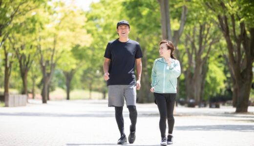 公園でジョギングする男女