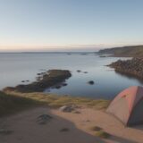 【潮汐】時刻予報の確認方法 | 釣り場でのタイミング合わせ をイメージした 広角の風景 の写真