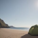 【海釣り】風向きによる釣果の変化 | 狙い目のポイントと選び方 をイメージした 広角の風景 の写真
