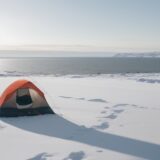 【海釣り】防寒着のおすすめ | 冬の船釣りを快適にする服装選び をイメージした 広角の風景、冬 の写真