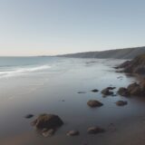 【海】安全に泳ぐための確認方法 | 波と潮の流れの見極め方 をイメージした 広角の風景 の写真