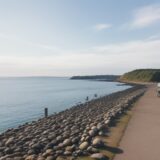 【海釣り】堤防での仕掛けと選び方 | 初心者が狙う魚の釣り方 をイメージした 広角の風景 の写真