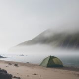 【海霧】発生する条件と仕組み | 海岸で見かける白い霧の正体 をイメージした 広角の風景 の写真