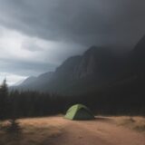 【雷避難場所】登山の途中で見つける安全な場所 | リスクを減らす判断基準 をイメージした 広角の風景、ハイキング の写真