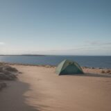 【海釣り】強風時の出撃判断 | 安全に釣行するための目安 をイメージした 広角の風景 の写真