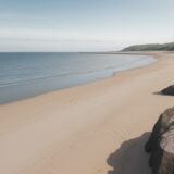【ヒラメ釣り】初心者が使う仕掛け | 砂浜での釣り方とコツ をイメージした 広角の風景 の写真