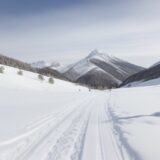 【登山スパイク】冬山で滑らない選び方 | 雪道歩行のポイント をイメージした 広角の風景、山、ハイキング、冬、雪景色 の写真
