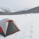 【ウィンタースポーツソックス】足元の保温性を高める選び方 | 雪山での快適な歩行に をイメージした 広角の風景、冬、山、雪景色 の写真