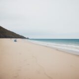 【サーフ釣り】おすすめの仕掛け | 砂浜で狙う魚と道具の選び方 をイメージした 広角の風景 の写真