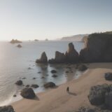 【マリンシューズ】失敗しない選び方 | 岩場や砂浜で使う一足を探す方法 をイメージした 広角の風景 の写真