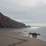 【潮位】の変化とタイミング | 岩場での釣りにおける危険な状況 をイメージした 広角の風景 の写真