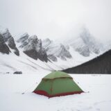 【冬山装備】初心者が揃えるべき持ち物リスト | 雪山の安全を守る道具選び をイメージした 広角の風景、山、冬、山、雪景色 の写真