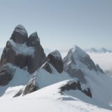 【登山】風向きの判断方法 | 山頂での安全な行動とルート選び をイメージした 広角の風景、山 の写真