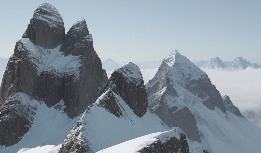 【登山】風向きの判断方法 | 山頂での安全な行動とルート選び