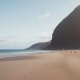 【ヒラメ】サーフでの仕掛け選び | 釣果を出すためのポイント をイメージした 広角の風景 の写真