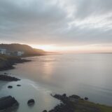 【海況確認】釣行前の潮の流れと波の高さ | 準備から現場まで をイメージした 広角の風景 の写真