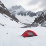 【冬山】初心者が揃えるべき装備リスト | 雪山登山の準備ガイド をイメージした 広角の風景、山、冬、山、雪景色 の写真