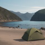 【カワハギ】釣るための仕掛けとコツ | 狙い目のポイントと誘い方 をイメージした 広角の風景 の写真