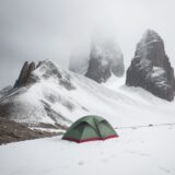 【登山】稜線の強い風への備え | おすすめの装備と注意点 をイメージした 広角の風景、山、稜線 の写真