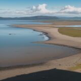 【潮位】低い時の釣りへの影響 | 海岸でのポイント選びと注意点 をイメージした 広角の風景 の写真