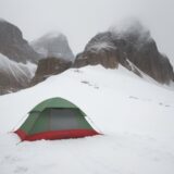 【登山】低気圧による天候悪化のサイン | 山頂での判断基準と対策 をイメージした 広角の風景、山 の写真