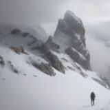 【登山】霧の中での歩き方 | 視界を確保して安全に下山するコツ をイメージした 広角の風景、山 の写真