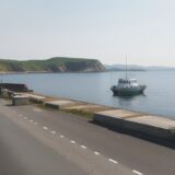 【アジ釣り】堤防での釣り方 | 初心者向けの仕掛けとコツ をイメージした 広角の風景 の写真