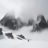 【登山】霧が出たときの停滞判断 | 下山のタイミングと注意点 をイメージした 広角の風景、山 の写真