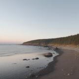 【潮の流れ】海での移動速度 | 安全に泳ぐための注意点 をイメージした 広角の風景 の写真