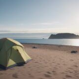 【海釣り】寒暖差への対策 | おすすめの服装選び をイメージした 広角の風景 の写真