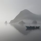 【海霧】釣り船での視界不良 | 安全な回避方法と対策 をイメージした 広角の風景 の写真