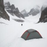 【登山】視界不良への対策 | 安全なルート選びと歩き方 をイメージした 広角の風景、山 の写真