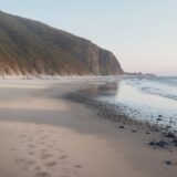 【潮位】海辺の散歩で注意したい点 | 孤立を防ぐための危険信号 をイメージした 広角の風景 の写真