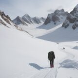 【雪渓】登山の歩き方 | 安全な道具と足運びのコツ をイメージした 広角の風景、雪景色、山 の写真