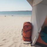 【ビーチバッグ】サビを防ぐ道具選び | 海辺での対策方法 をイメージした 広角の風景 の写真