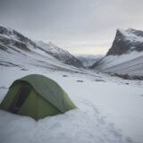 【低体温症】登山の濡れ対策 | 体温を守る服装と装備の選び方 をイメージした 広角の風景、山 の写真