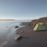 【潮位】海での孤立を防ぐ方法 | 正確な予報サイトの選び方 をイメージした 広角の風景 の写真